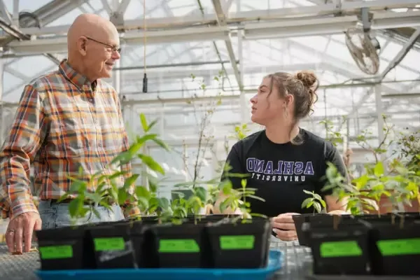 葡京平台线上 graduate Savannah O'Bell and AU Biology Professor Soren Brauner